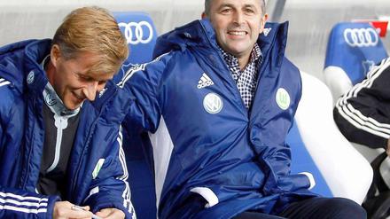 Immer noch ein "W" auf der Brust, aber die Jacke ist jetzt blau: Klaus Allofs macht's sich auf der Wolfsburger Bank gemütlich.