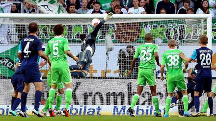 Diego Benaglio fliegt vergebens. Das 1:0 für Mainz kann der VfL-Torwart nicht verhindern. Am Ende siegen die Mainzer glücklich mit 2:0.