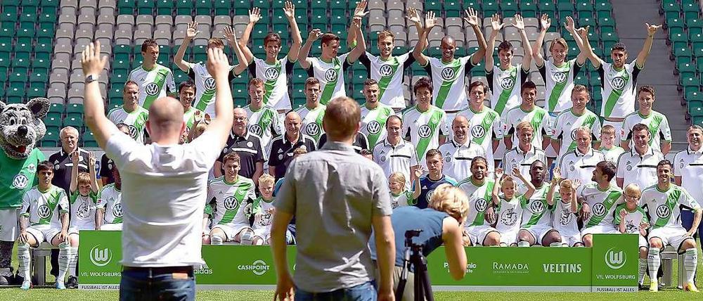Klasse(n)foto: Wolfsburgs Spieler haben vor Saisonbeginn noch Spaß