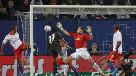 Vidal köpft zum zwischenzeitlichen 2:1 für Leverkusen ein.