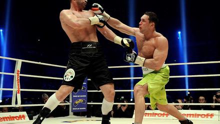 Klare Verhältnisse: Vitali Klitschko (l.) ist gegen seinen Gegner Albert Sosnowski im Vorteil.