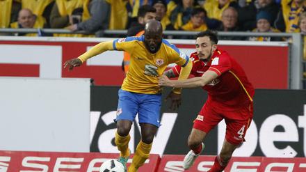 Unions Roberto Puncec (rechts) lief seinem Gegenspieler Domi Kumbela oft hinterher – und sah nach 54 Minuten auch noch Gelb-Rot. 