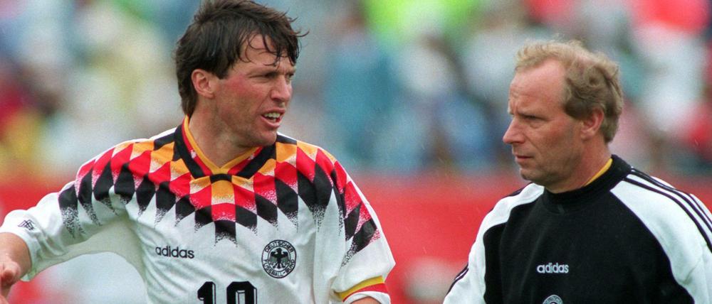 Rekordnationalspieler Lothar Matthäus (l) und der einstige Bundestrainer Berti Vogts.