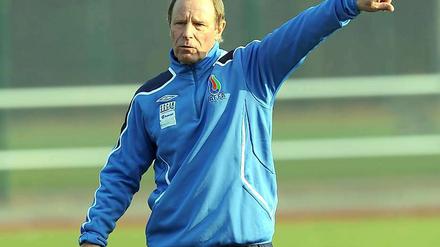 Aserbaidschans Nationaltrainer Berti Vogts sprach in Baku äußerte sich Journalisten gegenüber kritisch zu Nationalspieler Lukas Podolski.