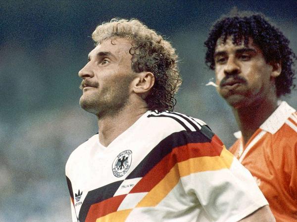 Frank Rijkaard bespuckt den deutschen Stürmer Rudi Völler bei der WM 1990 in Italien.