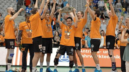 Hoch das Ding. Die Berlin Volleys siegten im vierten Finale in Friedrichshafen nach einem dramatischen Spiel 3:2 und durften anschließend die Meisterschale stemmen.