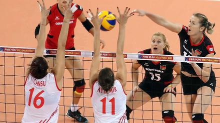 Angriff von Außen. Die deutschen Volleyballerinnen überzeugten beim 3:0 gegen die Türkei. 