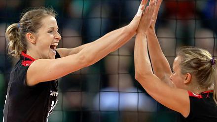 Vier Hände fürs Halbfinale. Die deutschen Nationalspielerinnen beklatschen ihren Erfolg über Kroatien. 