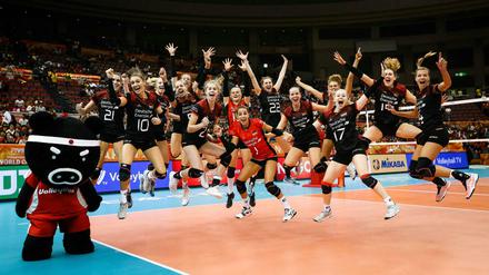 Die deutschen Volleyballerinnen haben in der zweiten WM-Gruppenphase einen sensationellen Sieg gegen den zweimaligen Olympiasieger Brasilien errungen. 