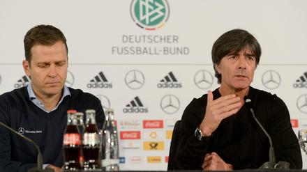 Teammanager Oliver Bierhoff (l.) und Bundestrainer Joachim Löw bei einer Presskonferenz im November 2015 in Barsinghausen.