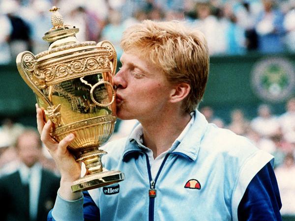Der damals 18-jährige Tennisspieler Boris Becker aus Leimen küsst den Pokal, nachdem er zum zweiten Mal in Folge das Herren-Einzel-Finale in Wimbledon gewonnen hat. 