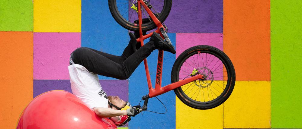 Bike-Trial-Profi Danny MacAskill führt einen Stunt auf.