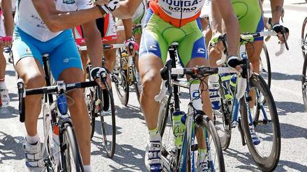 Hand in Hand aufs Podest: Vincenzio Nibali (r.) nimmt auf der letzten Vuelta-Etappe die Glückwünsche des Zweitplazierten Ezequiel Mosquera entgegen.