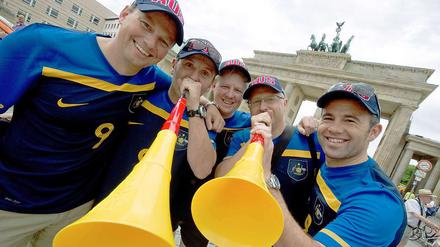 Tröten ist international: Australische Fußballfans bei einem Vuvuzela-Flashmob in Berlin.