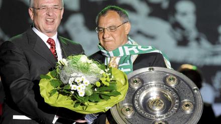 Blumen und Schale. Am 23. Mai 2009 feiert Magath (r.) mit dem damaligen VW-Chef Martin Winterkorn den Titel.