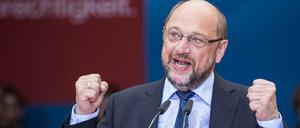 Martin Schulz ist selbst Fußball-Fan. Die Ablösesummen, die für einige Spieler gezahlt werden, findet er aber zu hoch. 