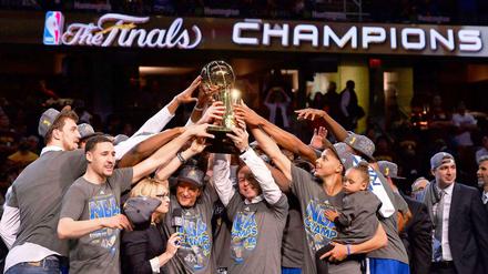 Die Golden State Warriors feiern ihren ersten NBA-Titel seit 40 Jahren.