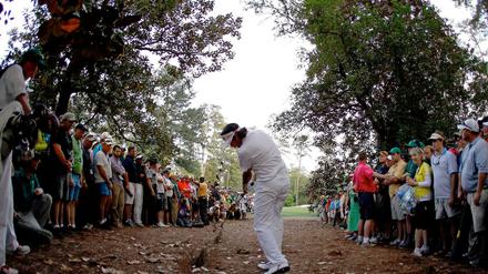 Der Schlag ins Glück. Bubba Watson spielt am zweiten Loch im Stechen aus den Bäumen heraus aufs Grün und gewinnt nach zwei Putts den wichtigsten Titel im Golfsport.