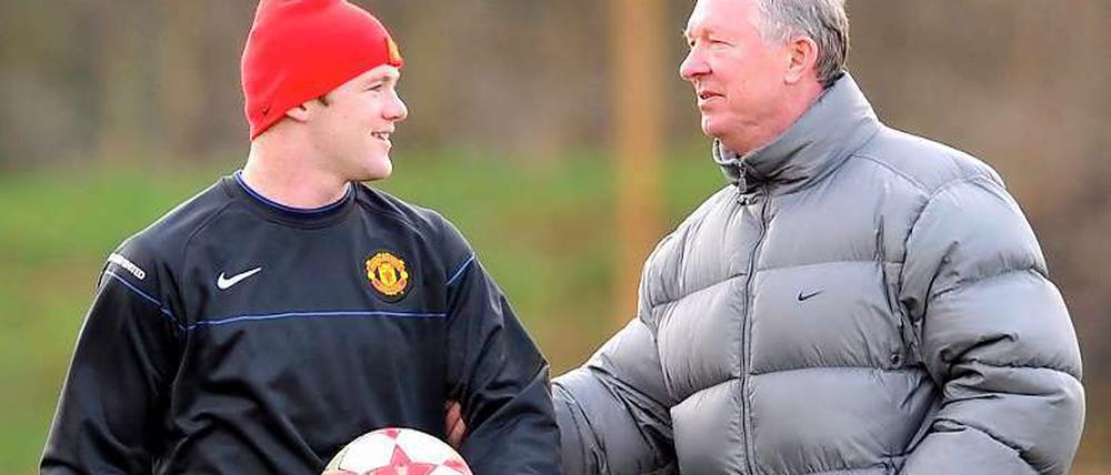 Father and Son: Sir Alex hat seinen sportlichen Zögling überzeugt. Wayne Rooney bleibt nach tagelangem Hickhack bei Manchester United.