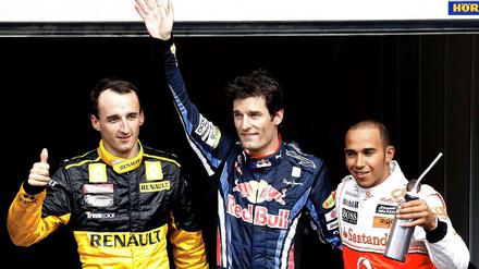 Wie die Drei von der Tankstelle: Mark Webber (M.) freut sich nach der Qualifikation über die Pole Position beim Großen Preis von Belgien, zusammen mit dem Zweitplazierten Lewis Hamilton (r.) und dem Dritten Robert Kubica.