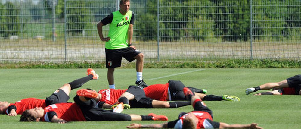 Überblick: Augsburgs Trainer Weinzierl beobachtet seine Spieler beim Training in der Saisonvorbereitung.