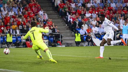 Danny Welbeck erzielt das 1:0 für England in der Schweiz.