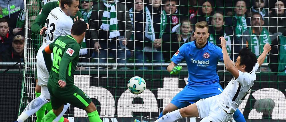 Der erste Streich der Grünen. Zlatko Junuzovic (links, Nummer 16) erzielt das 1:0 für Werder Bremen.