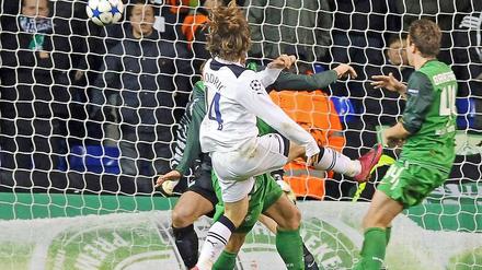 Luca Modric erzielt das 2:0 für Tottenham - Bremens Philipp Bargfrede kann nur zuschauen.