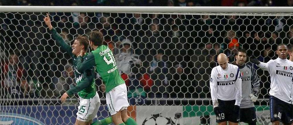 Sebastian Prödl trifft zum Entsetzen der Inter-Abwehr zum 1:0 für Werder.