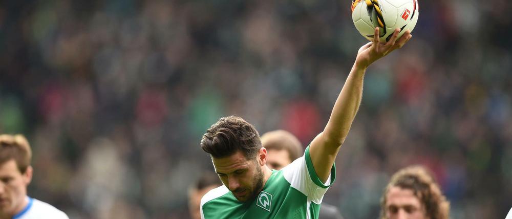 Werders Rekordtorschütze Claudio Pizarro hält den Ball, den er per Elfmeter zum 1:1 und damit zum 101. Tor für Werder geschossen hat, hoch.