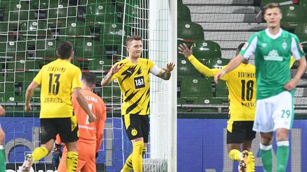Die Dortmunder jubeln über das 1:2 um den Torschützen Marco Reus (M).