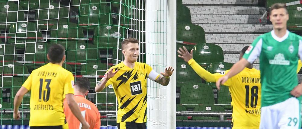 Die Dortmunder jubeln über das 1:2 um den Torschützen Marco Reus (M).