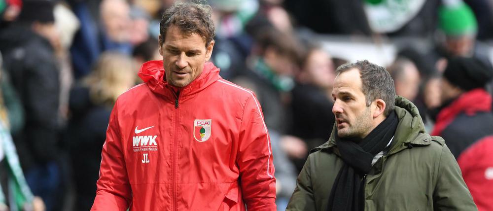 Augsburgs Trainer Manuel Baum (r) und Ex-Nationaltorhüter Jens Lehmann müssen sich einen neuen Job suchen.