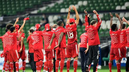 Absolut irre! Die Bayern feiern ihren Titel vor den Fans, die nicht da sein dürfen.