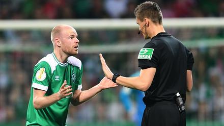 Unglücklich. Bremens Davy Klaassen (l.) hat Gesprächsbedarf mit Schiedsrichter Daniel Siebert.