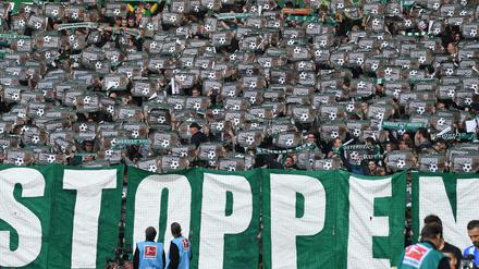 Schweigen im Block: Werder Fans halten vor Spielbeginn Transparente als Prostest gegen DFB und DFL und Pay-TV hoch. 