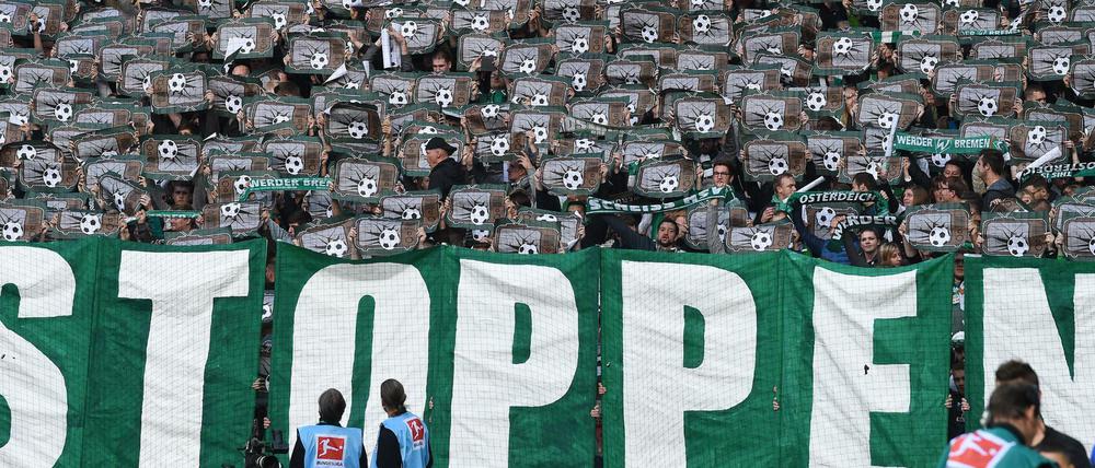 Schweigen im Block: Werder Fans halten vor Spielbeginn Transparente als Prostest gegen DFB und DFL und Pay-TV hoch. 