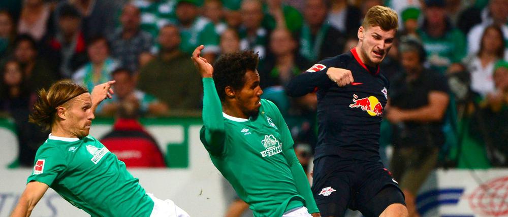 Doppelt hält besser: Werder Bremens Michael Lang (links) und Theodor Gebre Selassie versuchen sich gegen Leipzigs Timo Werner.