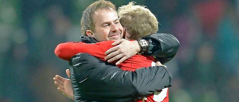 Bayernjäger haben sich lieb: Trainer Sascha Lewandowski und Stürmer Andre Schürrle.