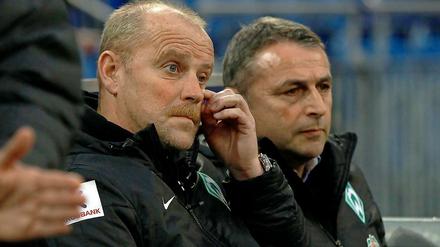 Thomas, sag doch was: Klaus Allofs beichtet seinem Freund Thomas Schaaf seinen Wechsel nach Wolfsburg. Schaaf hat etwas ins Auge gekriegt.