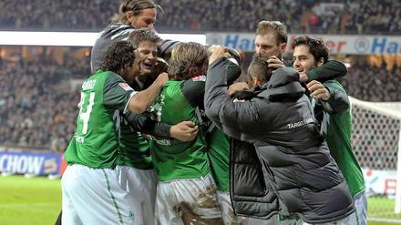 Die Traube von der Weser: Werders Spieler feiern den Sieg in letzter Sekunde.