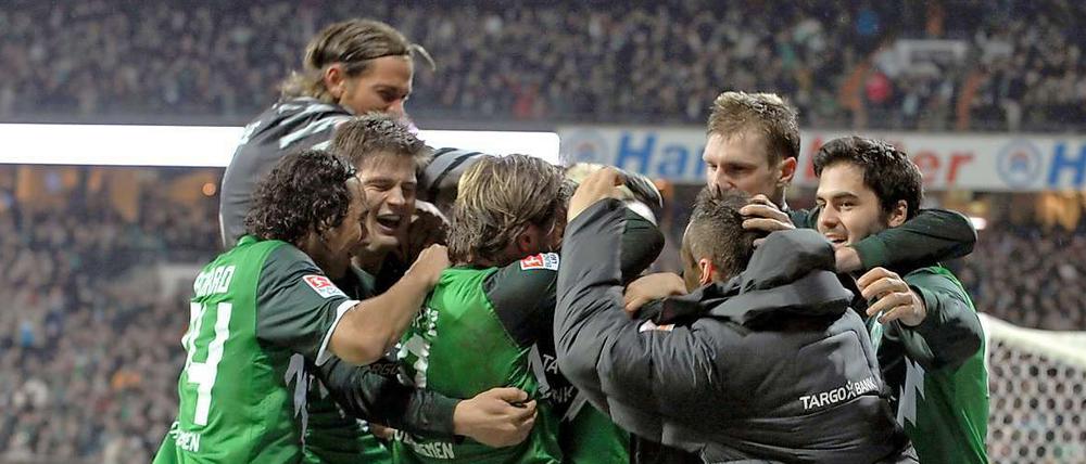 Die Traube von der Weser: Werders Spieler feiern den Sieg in letzter Sekunde.