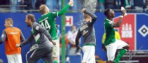 Party beim Rivalen: Werders Spieler feiern auf dem rasen des Volksparkstadions den Auswärtssieg.