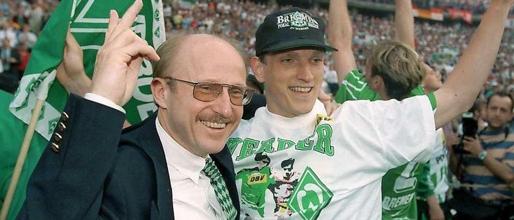 Bilder aus der guten alten Zeit: Willi Lemke (l.) mit Spielmacher Andreas Herzog nach dem DFB-Pokalsieg 1994.