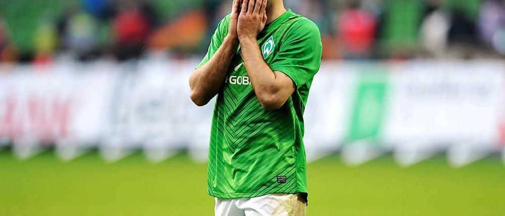 Bremens Verteidiger Sokratis konnte es kaum glauben, doch seine Mannschaft hatte soeben den sicher geglaubten Sieg gegen den FC Augsburg in letzter Minute verspielt.