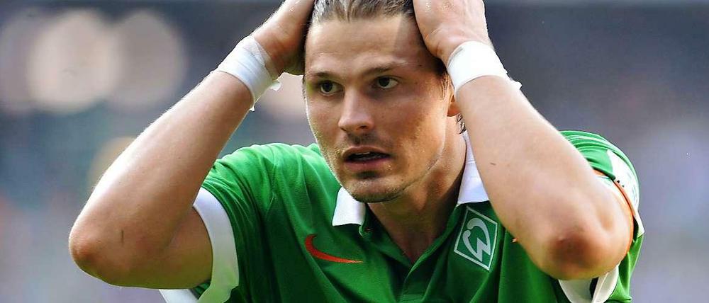 Zum Haare raufen: Werder Bremen bleibt weiter ohne Sieg und ist mittlerweile am Ende de r Tabelle angekommen.