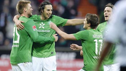 O' Tannenbaum: Mit der Tanne auf dem Trikot sichert sich der SV Werder den siebten Heimsieg und bleibt in Reichweite der Tabellenspitze.