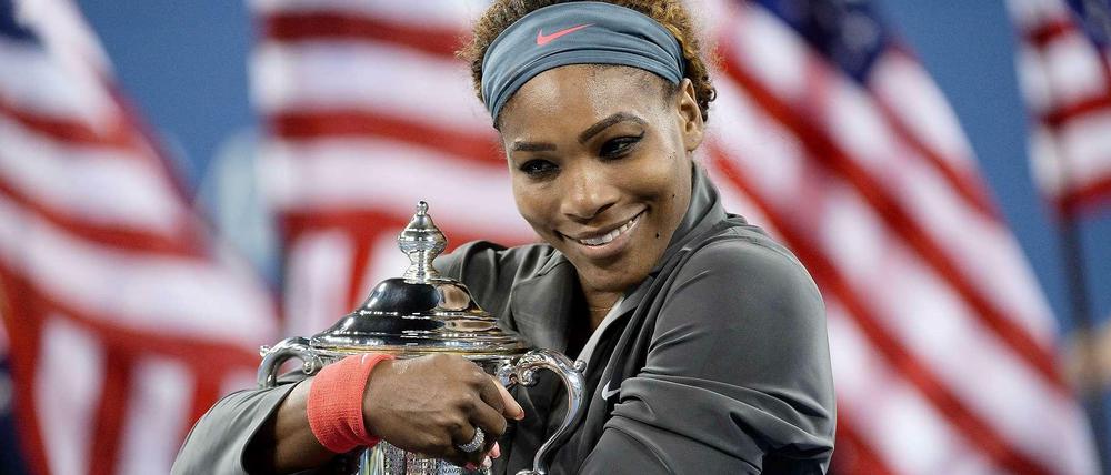 Nummer 17 ins Herz geschlossen: Serena Williams und die US-Open-Trophäe.