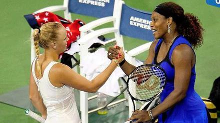 Serena Williams (r.) und Caroline Wozniacki nach dem Halbfinale der US Open 2011.