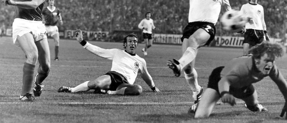 Die WM 1974: Im Spiel gegen die Bundesrepublik schießt DDR-Spieler Jürgen Sparwasser (links) das Tor zum 1:0-Sieg.